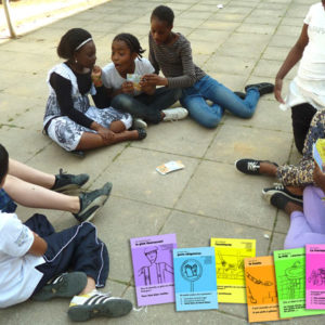 Groupe d'élèves jouant au jeu de cartes qu'ils ont produit